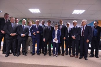 Ministros e líderes classistas que apoiam o combate à "venda casada"